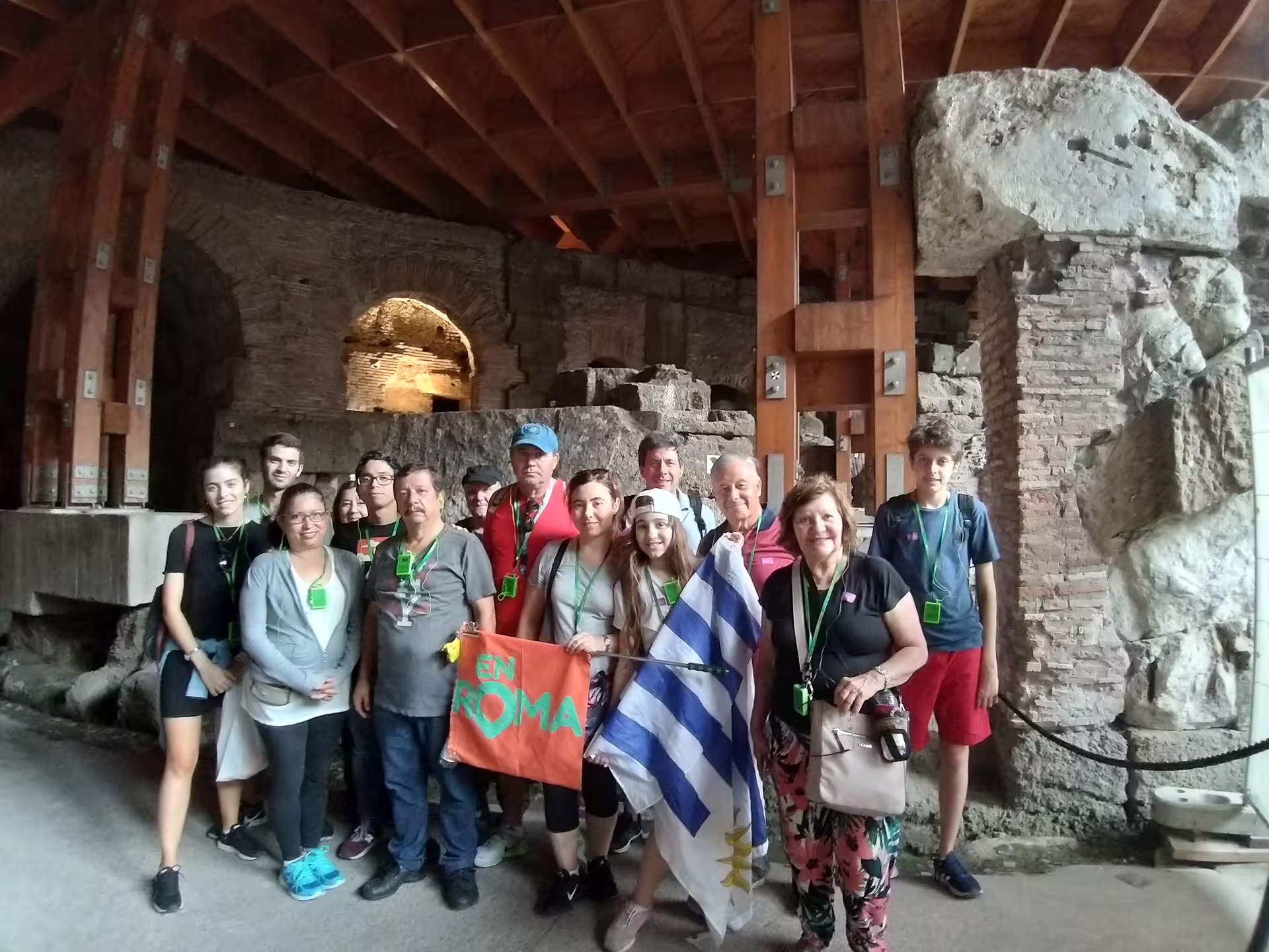 Grupo de viajeros en el subterráneo del Coliseo de Roma, tour Arena, Foro Romano y Palatino con guía