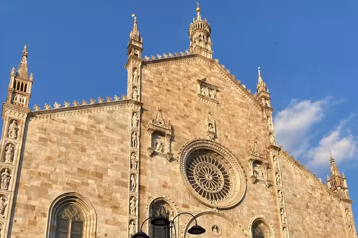 Como Cathedral facade in daylight, must-see landmark on guided Milan to Lake Como, Bellagio and lake cruise