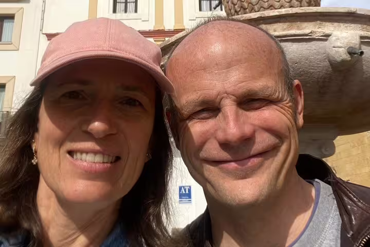 Smiling travelers selfie at Córdoba Pineapple Fountain stop during a scavenger hunt and city highlights walk