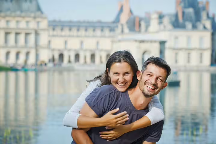 Happy couple by Fontainebleau Castle lake, romantic half-day tour from Paris to Château de Fontainebleau