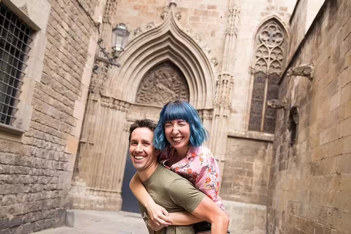 Couple posing by Gothic cathedral arch on Barcelona secret corners photoshoot tour in the Gothic Quarter