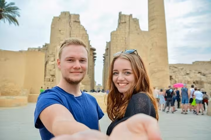 Couple selfie at Karnak Temple on Comfort Luxor trip from Hurghada, guided day tour with hotel pickup