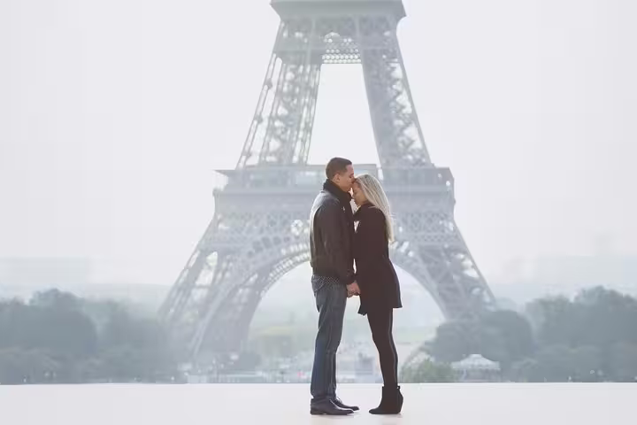 Couple kissing at Trocadéro with Eiffel Tower backdrop on a private Paris personal photographer tour
