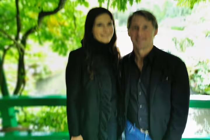 Couple posing in Monet’s garden, Giverny, during a private Paris day trip combining Giverny and Auvers-sur-Oise