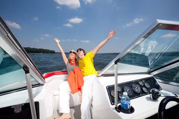 Couple enjoying the sun on a private boat tour in Santos, perfect for a full day with barbecue and drinks.