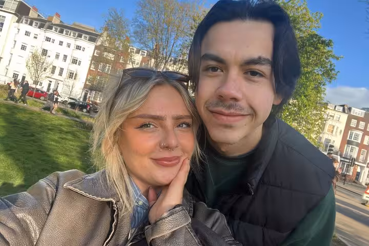 Couple taking a selfie outdoors in Brighton on a sunny day during a walking tour