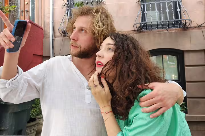 Couple taking selfie on NYC street during walking tour adventure in Flatiron district