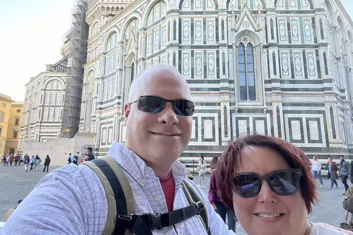 Couple taking selfie in front of Florence Cathedral during self-guided walking tour