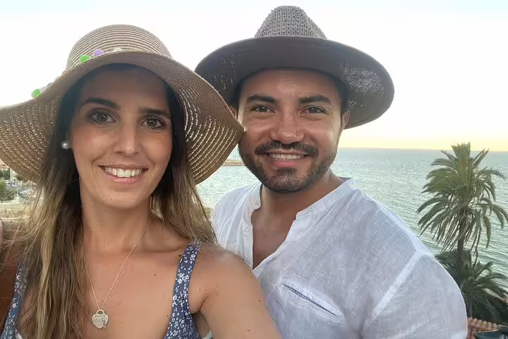Couple selfie with sea view in Tarragona on a self-guided scavenger hunt and sights walking tour