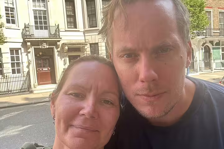 Couple taking a selfie on a London street during a Sherlock Holmes walking tour
