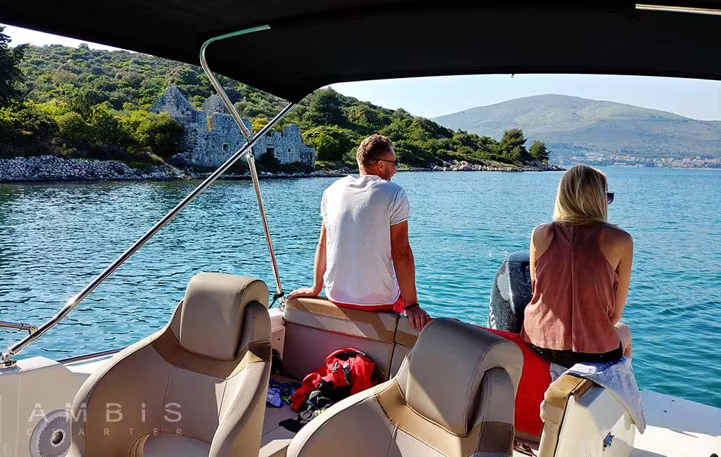 Couple relaxing on speedboat near Šolta coast on half-day Blue Lagoon, Čiovo and Šolta boat tour from Split