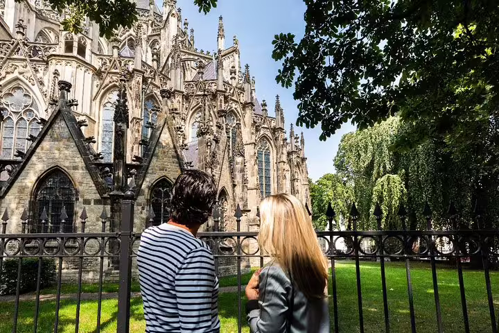 Couple viewing St John’s Cathedral in Den Bosch on a self-guided e-scavenger hunt walking tour in the city center