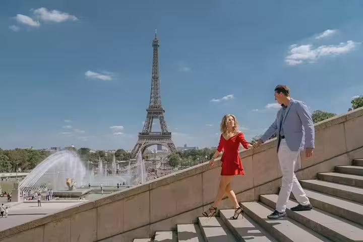 Couple on Trocadéro steps with Eiffel Tower backdrop on a private Paris photoshoot tour with photographer