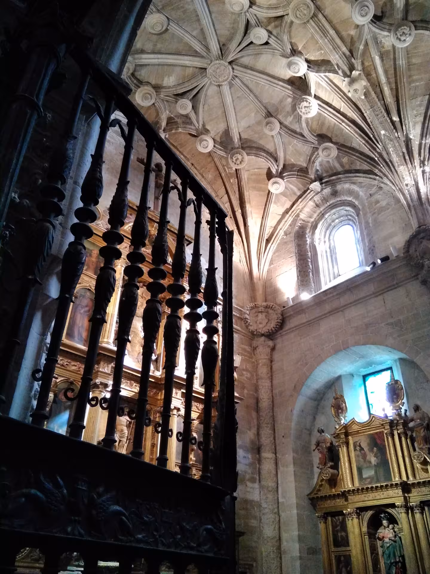 Ribbed Gothic vault and side chapel inside Cuenca Cathedral, included on day trip from Madrid with tickets