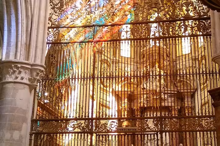 Reja ornamental y luz de vidrieras en la Catedral de Cuenca, parada destacada de la visita guiada por Cuenca