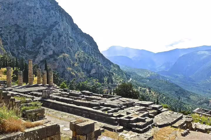 Ancient ruins of Delphi with mountainous backdrop, a must-see site on the 4-day classical tour from Athens.