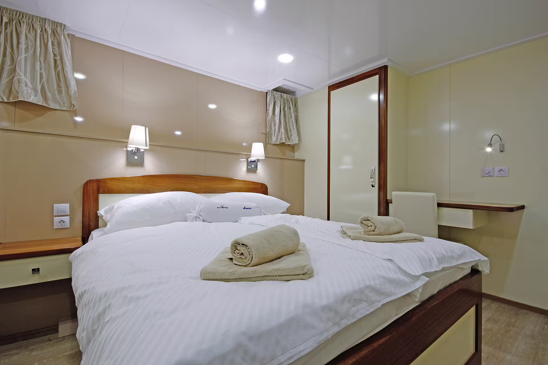 Comfortable double cabin with ensuite on deluxe boat for Dalmatian Highlights Split and Dubrovnik cruise