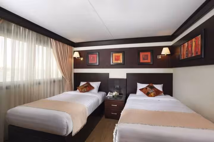 Twin-bed deluxe cabin on 5-star Nile cruise from Luxor to Aswan, private 5-day tour accommodation