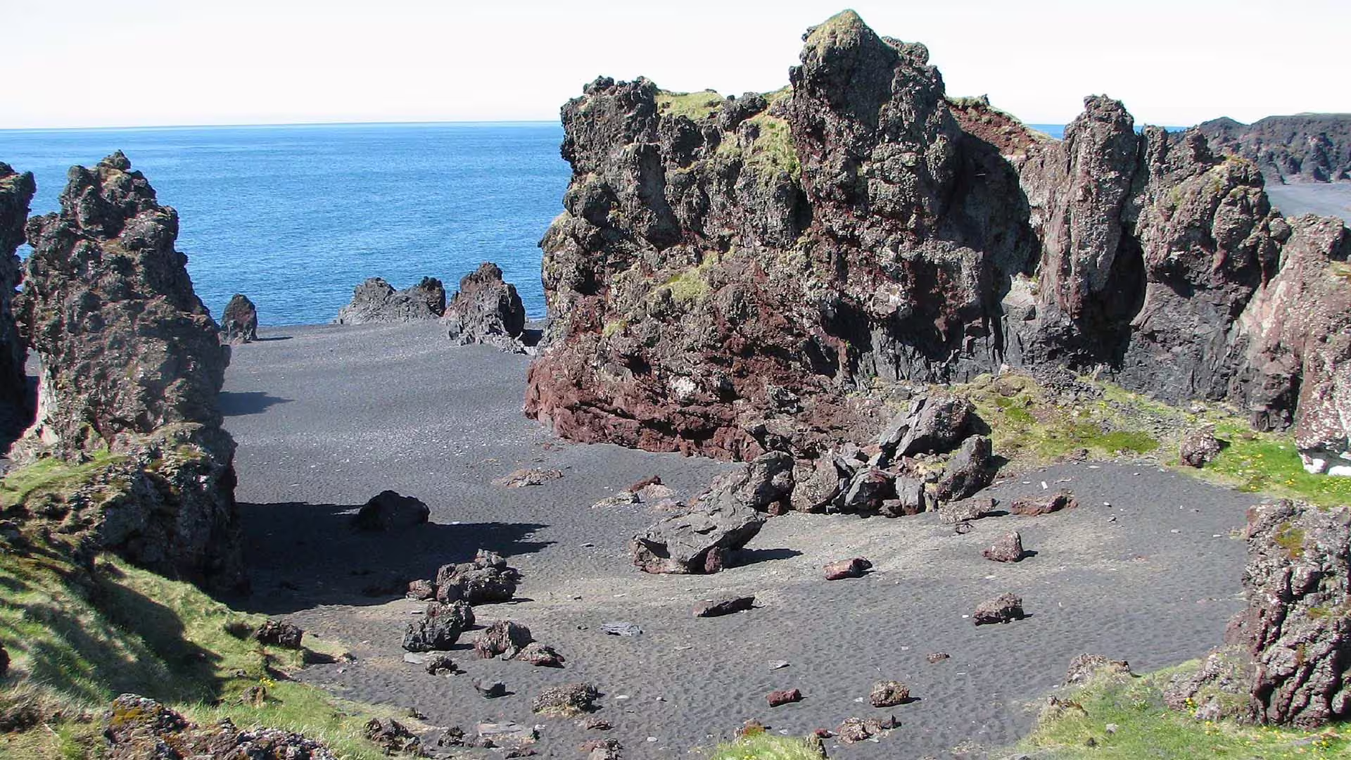 A picture of Djúpalónssandur with the ocean in the background.