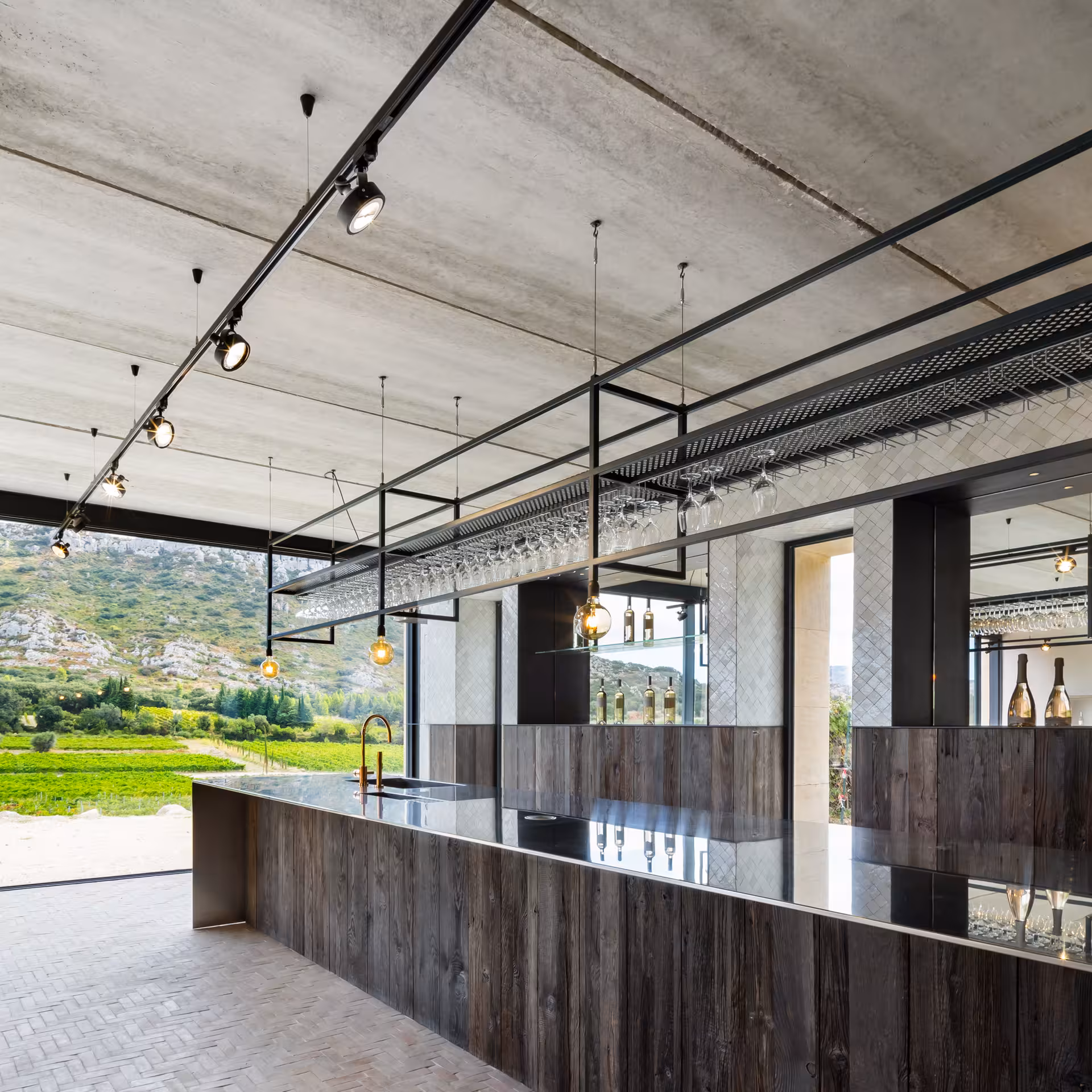 Salle de dégustation moderne du Domaine du Vallon des Glauges avec vue sur vignes et Alpilles, Provence