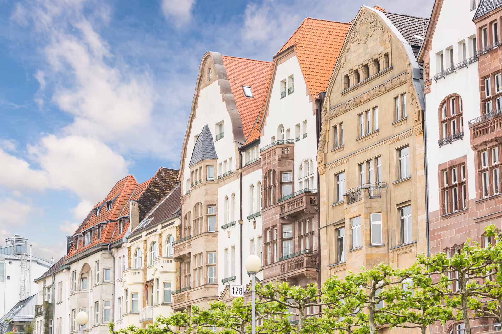Historic Altstadt facades with red roofs in Düsseldorf, ideal stop on a 1 day self-guided walking tour audioguide