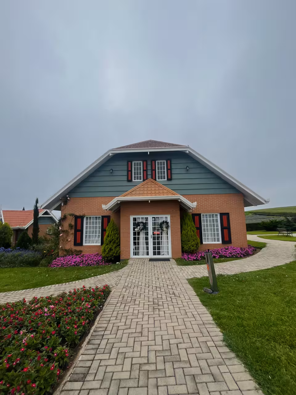 Charming Dutch-style house with vibrant gardens in Paraná's Dutch colonies, perfect for cultural exploration tours.
