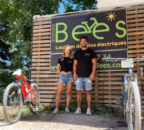 E-bike rental team at Station Bee’s in Provence, meeting point for Sainte-Victoire electric bike picnic tour