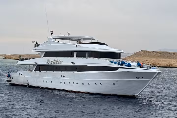 Luxury yacht sailing from Hurghada to Eden Island full-day boat trip with lunch on the Red Sea