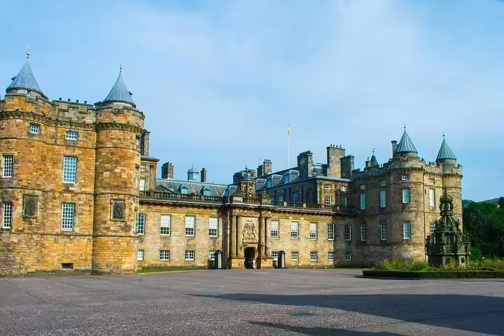 Explore Edinburgh's iconic landmarks, including the historic palace, on a thrilling 2-hour express highlights ride.