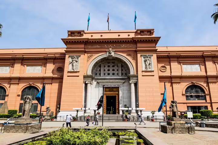 Front entrance of the Egyptian Museum Cairo, a highlight on a private half-day guided tour in Egypt