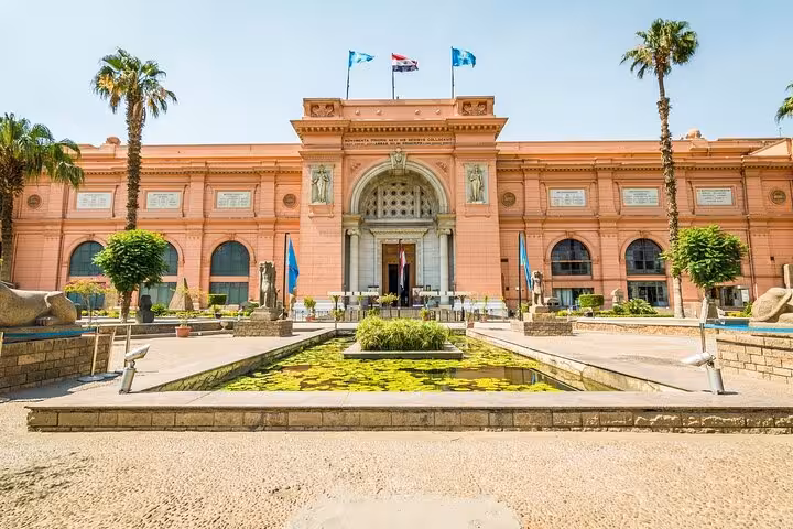 Egyptian Museum Cairo exterior with palm-lined courtyard, key stop on Hurghada to Cairo day tour