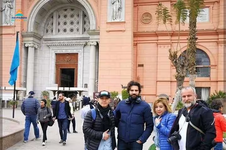 Travelers at Egyptian Museum Cairo entrance on 4-day Cairo and Red Sea tour package with guided sightseeing