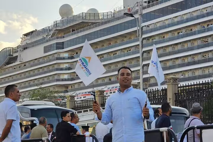 Tour guide greeting cruise guests at El-Sokhna Port for private Giza Pyramids and National Museum day trip