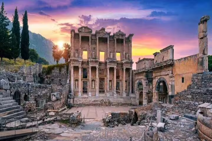 Stunning sunset over the Celsus Library in Ephesus, a must-see on the private tour from Izmir Port.
