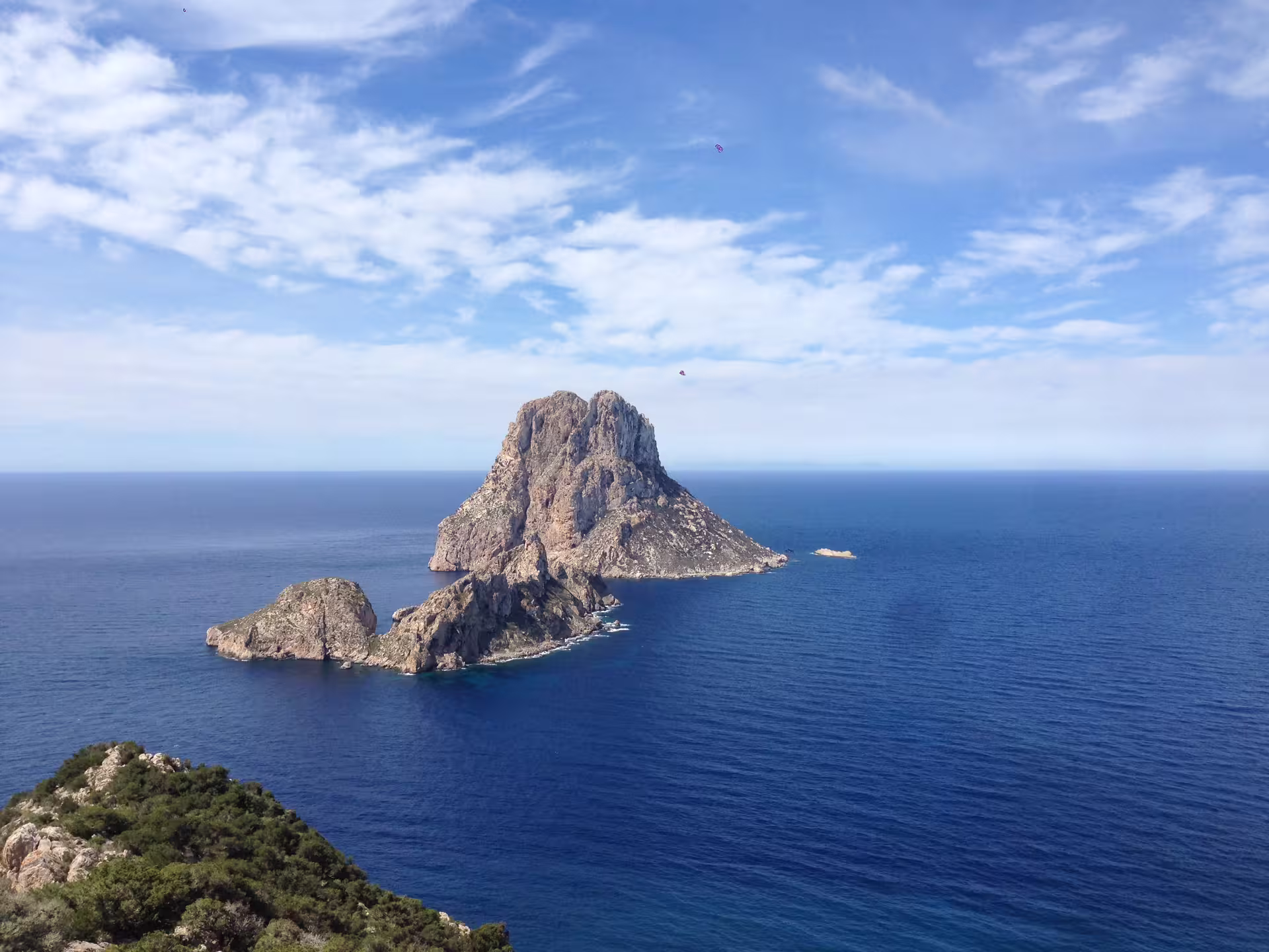 Panoramic view of Es Vedrà on Ibiza sea excursion from San Antonio, guided tour with aperitif and drinks included
