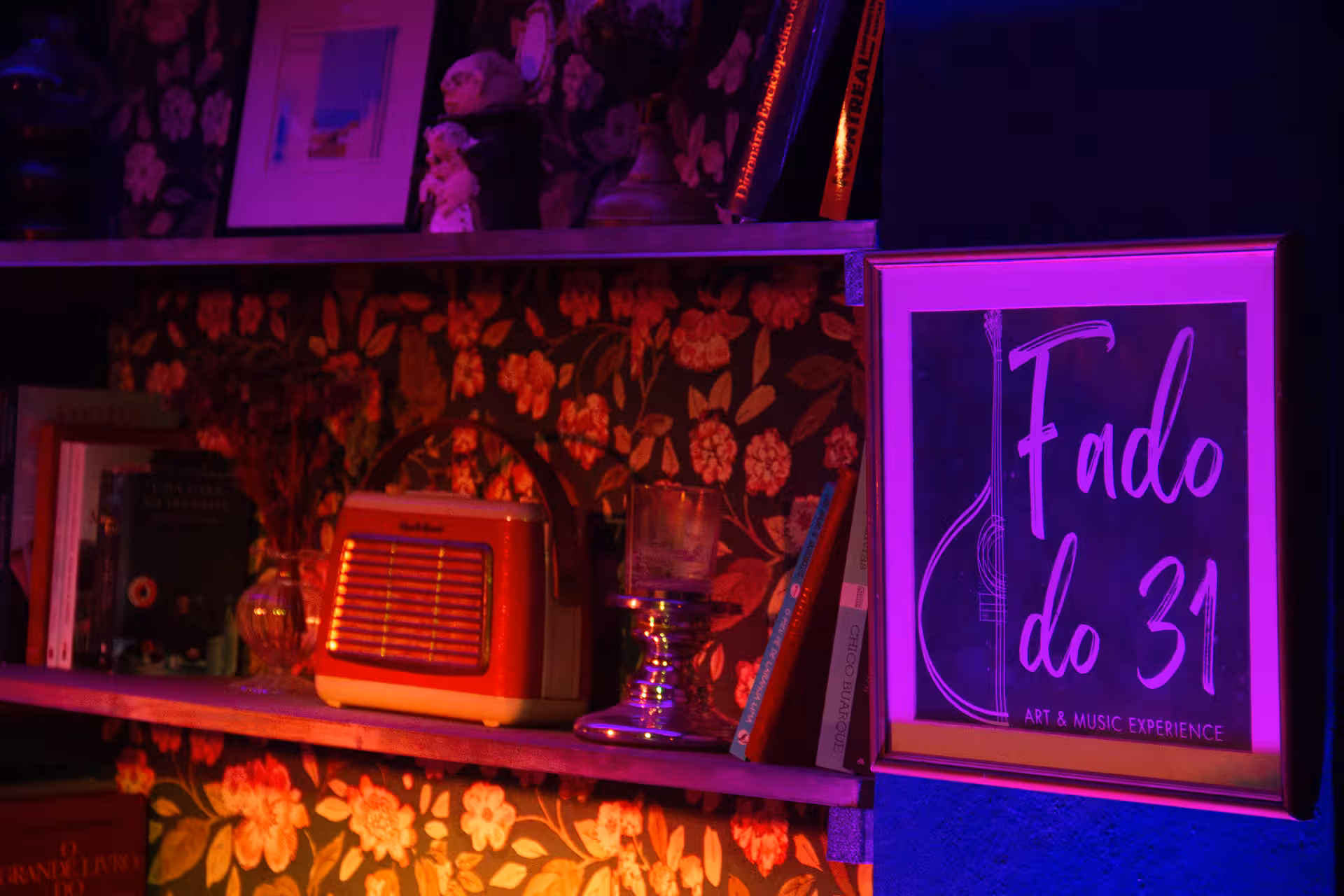 A cozy room decorated with books, vintage items, and a Fado do 31 sign, evoking a classic Fado ambiance.
