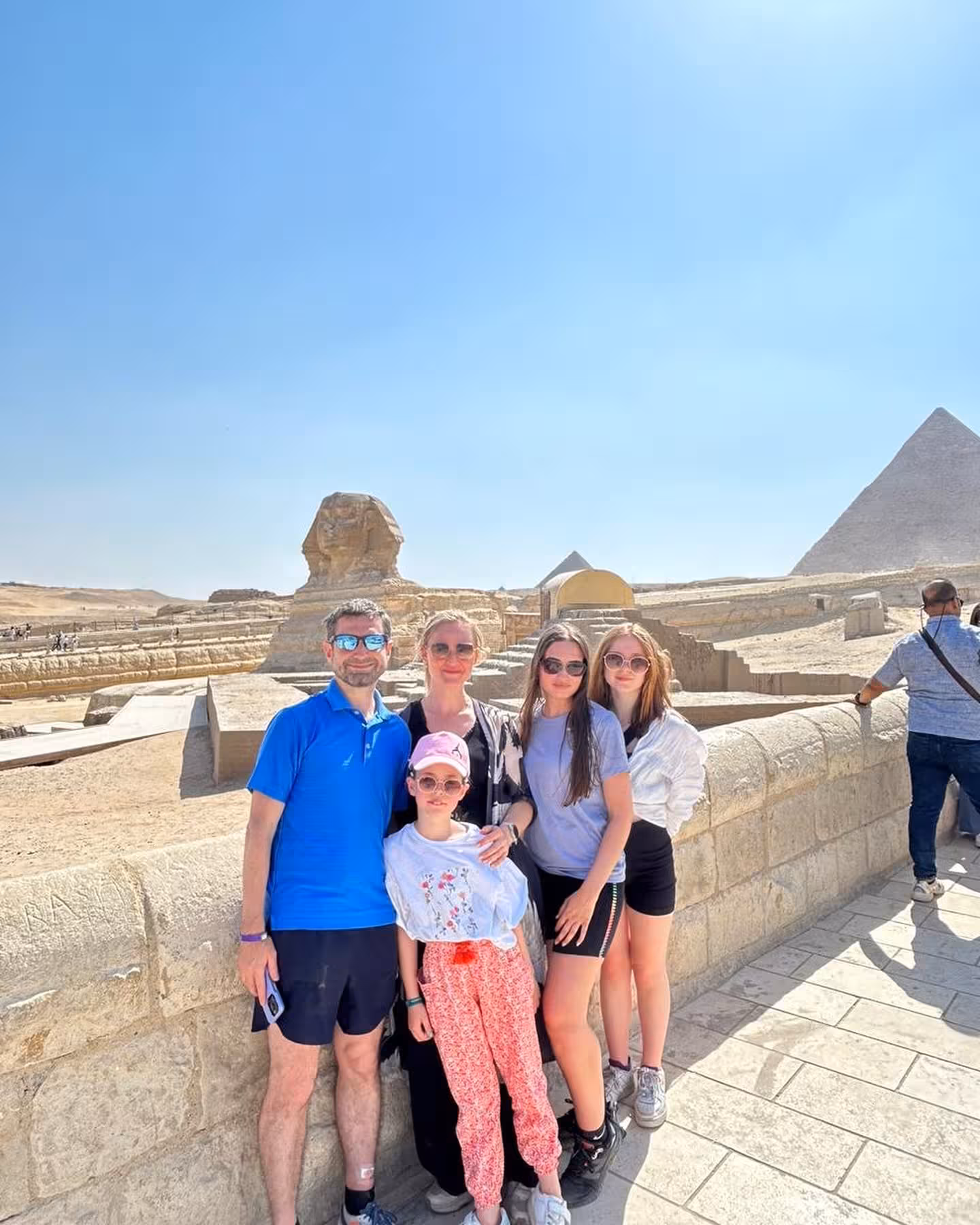 Familia posando junto a la Esfinge y las Pirámides de Guiza en tour de día completo El Cairo con guía privado