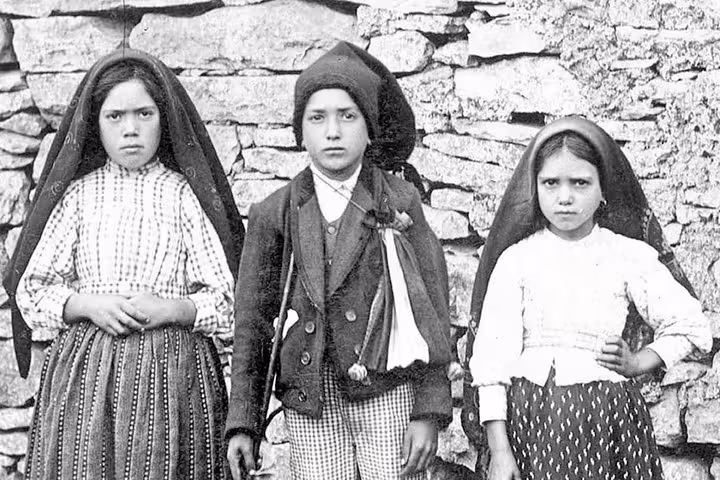 Historic photo of the three Fatima children, central to the famous apparitions, perfect for a Fatima tour from Lisbon.