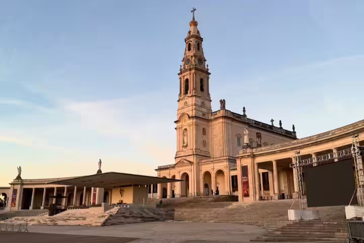 The Sanctuary of Fátima at sunset, showcasing its stunning architecture, is a highlight on the Fátima, Nazaré, and Óbidos full-day tour.