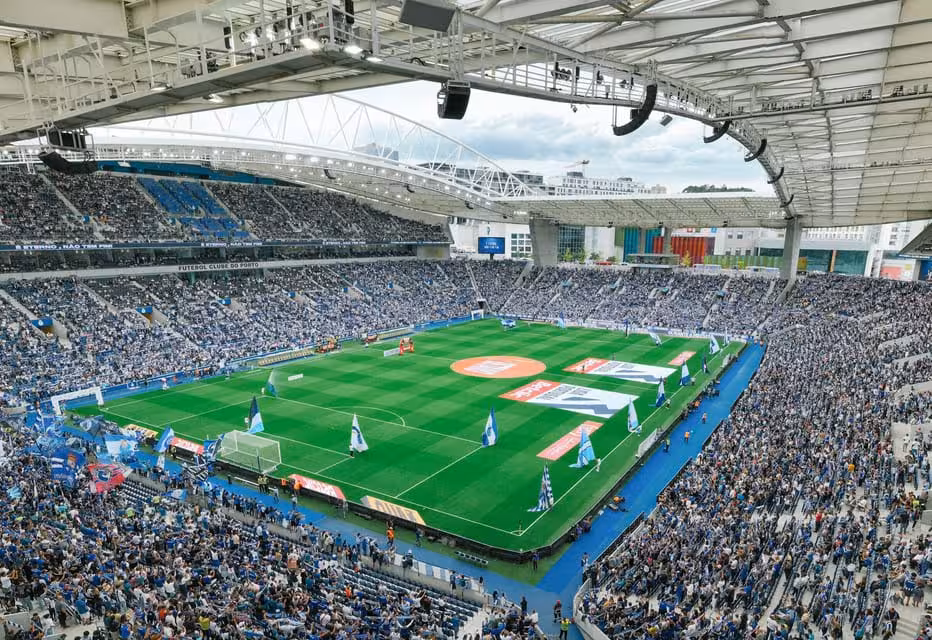 Packed Estádio do Dragão bowl view before kickoff, FC Porto game with a local host and matchday atmosphere in Porto