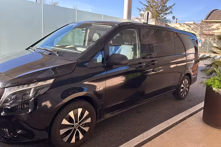 Elegant black van ready for private transfer from Fiumicino Airport to central Rome, ensuring comfort and efficiency.