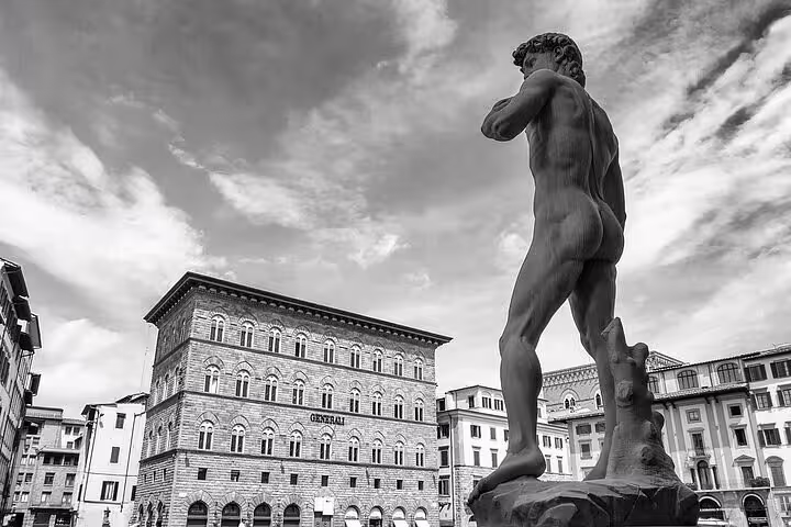 Florence cityscape with Renaissance statue in Piazza della Signoria, featured on Academia Gallery VIP private guided tour