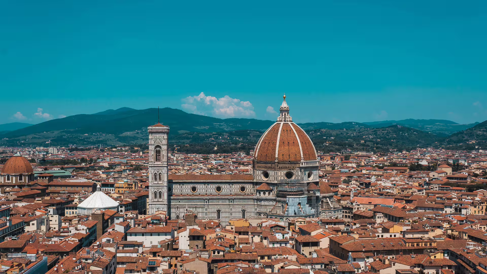Panoramic view of Florence Duomo and Giotto’s Bell Tower on a sunny day, featured on a Rome to Florence and Pisa tour