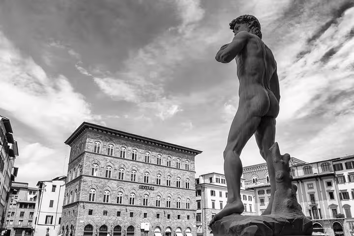 Replica of Michelangelo’s David in Piazza della Signoria, must-see on a Florence sightseeing day trip from Rome