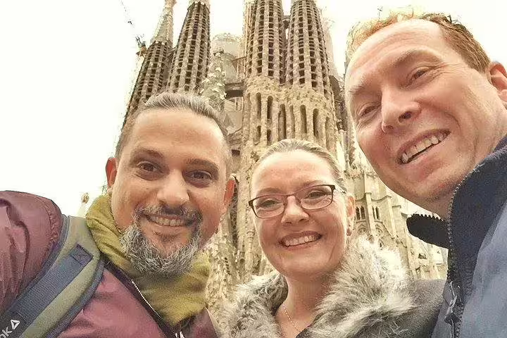 Tourists enjoying a private food and drink tour with skip-the-line access at Sagrada Familia in Barcelona.