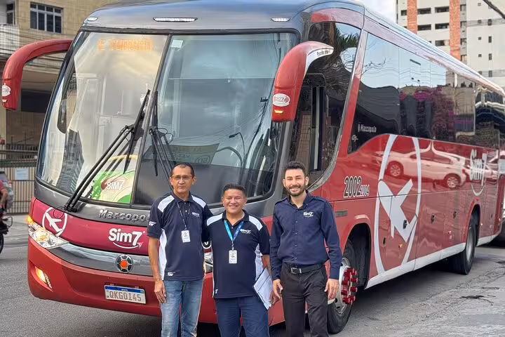 Transfer team beside modern coach for Fortaleza Airport to Orla Marítima hotels, safe and comfortable ride