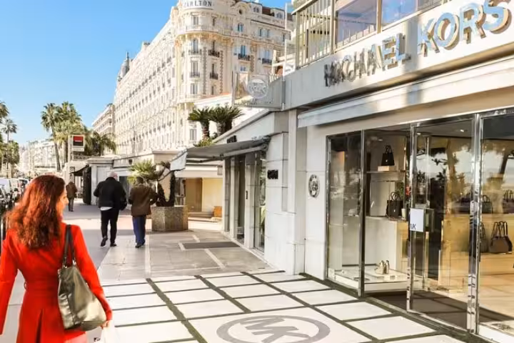 Elegant shopping street in the French Riviera with luxury boutiques and scenic views, ideal for a stylish private tour.