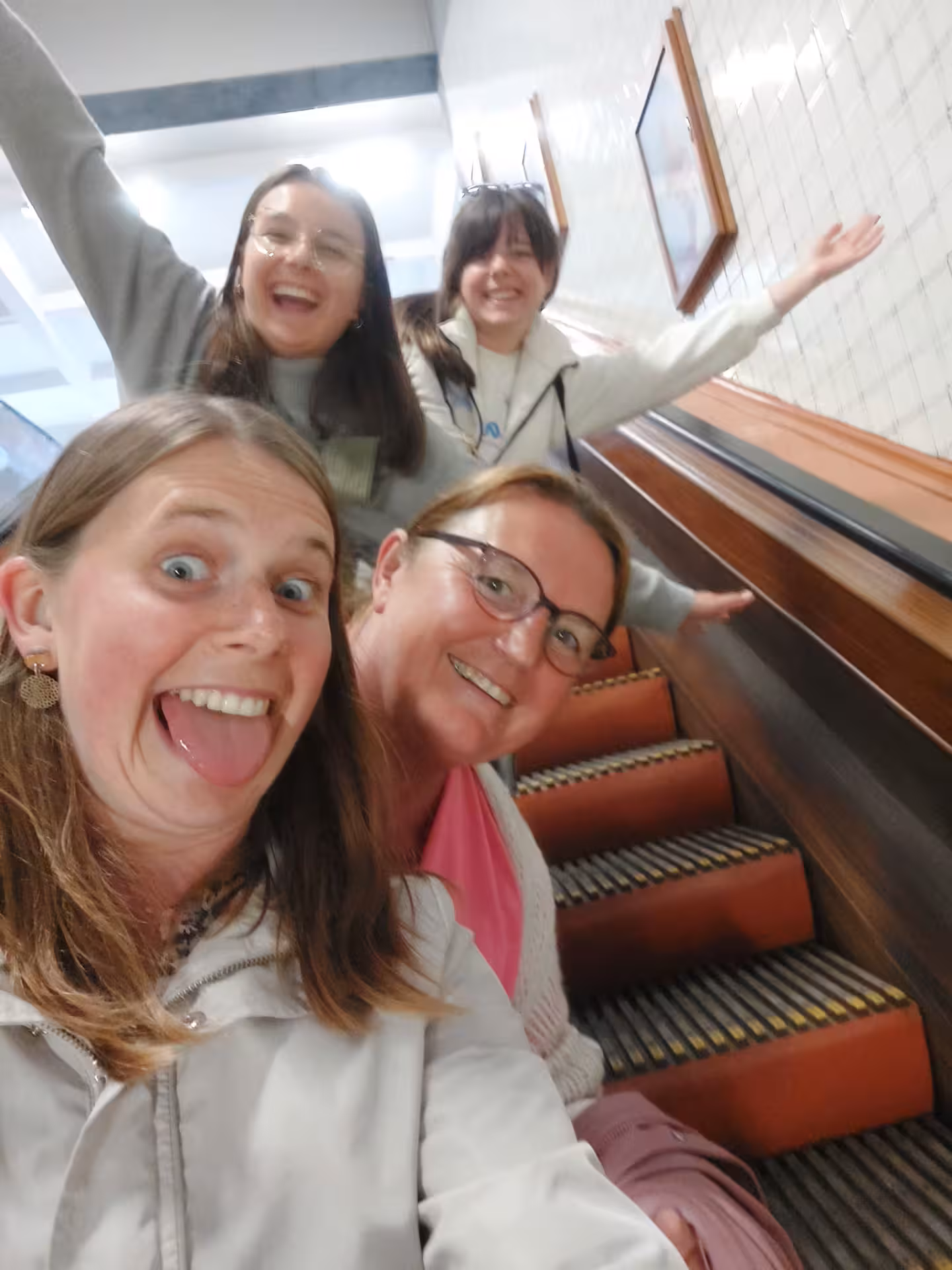 Friends taking a fun selfie during the Antwerp e-scavenger hunt, a self-guided city discovery walking tour