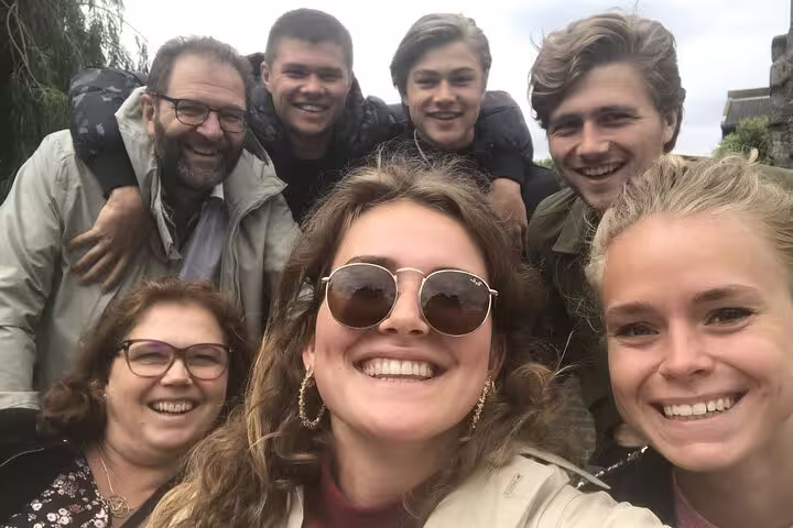 Friends taking a selfie while playing the Koblenz e-scavenger hunt, a fun self-guided city exploration game