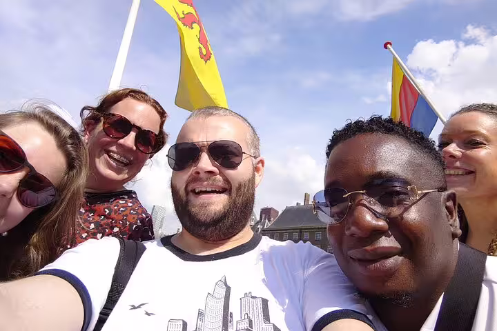 Friends taking a selfie during a Milan e-scavenger hunt, enjoying a self-guided city exploration game